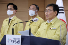 거리두기 내달 6일까지 3주간 연장...사적모임 4인→6인, 식당·카페 9시 영업제한은 그대로