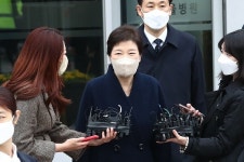 박근혜 전 대통령 퇴원 많이 회복. 5년만에 인사...현충원 참배 후 대구 사저로