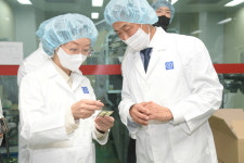 종근당 천안공장, 감기약 공급에 구슬땀...오유경 식약처장 찾아 격려
