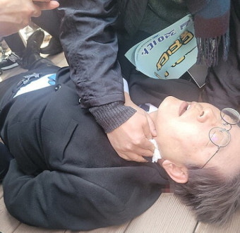 이재명, 부산 가덕도 신공항부지 일정 중 흉기로 습격...병원 이송