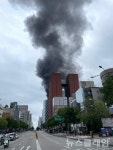 서울 강남 역삼동 호텔 옥상서 불, 주변 검은 연기 뒤덮여… 인명 피해는 없어