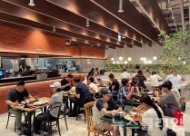 비수기 한여름에 현대백화점 식당가 웃음… 배경은