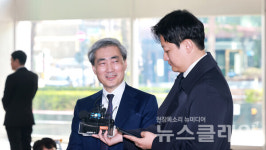 [포착] 기자들 질문 받는 신현송 한은 총재 후보자