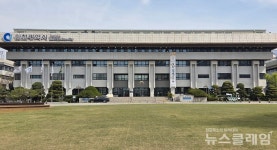 72년 전통 교동중·고 운동장 인조잔디 노후화 학생 안전 위협 우려