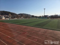 72년 전통 교동중·고 운동장 인조잔디 노후화 학생 안전 위협 우려