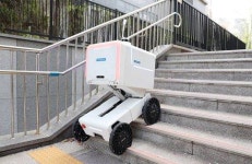 17일부터 로봇 보도 통행 허용…보행면허 받고 도로교통법 지켜야