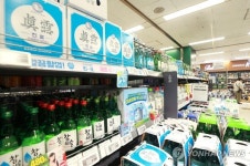 대형마트·편의점 소줏값 최대 10% 내렸다...그럼 음식점 가격인하는