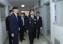 조국 법무부장관, 의정부교도소 방문…교정시설 과밀수용 현장점검