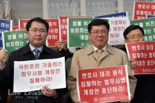 이찬희 변협회장, 국회 앞에서 법무사법ㆍ세무사법 개정안 중단 철폐