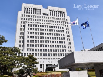 대법원, 피의자 수갑 채우고 신문에 항의 변호인 퇴거시킨 검사…위자료 줘라