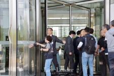 노조 차별 없다던 LG 조끼 입으면 화장실 불가…변호사들 차별