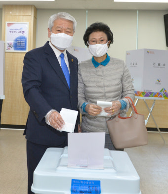 세종시 총선 후보들 사전투표 첫날 '소중한 한표'