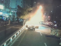 세종시 도담동 8단지 앞 도로 차량 화재..전소
