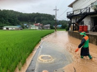 세종 소정면 맹곡천 범람... 농경지 침수·주민들 대피