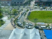 세종시청 앞 코로나 선별진료소 첫날 폭염에… 검사 받는데, 오래 걸려요