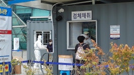 세종시청 앞 코로나 선별진료소 첫날 폭염에… 검사 받는데, 오래 걸려요