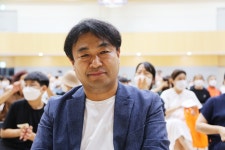 교장은 학교 담장 위를 걷는 사람입니다