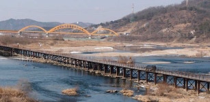 맑은 강물 아랫 쪽에... 신룡은 어느 시절 용대 밖을 노닐까