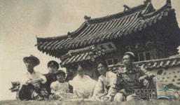 맑은 강물 아랫 쪽에... 신룡은 어느 시절 용대 밖을 노닐까