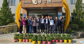 김종섭 원예치유농장 대표, 국화 화분 155개 세종시 부강면에 기증