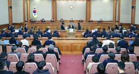 헌재 판결, 무조건 승복해야 한다