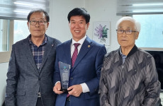 금남 용포6리 주민, 김동빈 시의원에게 감사패 전달