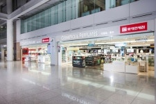 면세점 사업, 육해공 희비 엇갈려…시내·페리 울상 vs 공항 흥행 예고