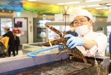 랍스터·민어회 수산시장 말고 마트서 산다…이마트·롯데마트, 수산물 특가