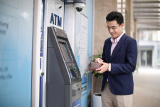 신한은행, 베트남서 eKYC 이용 고객 ATM 수수료 면제