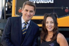 현대건설기계, 유럽 시장 공략…인프루언스 땅 파는 소녀와 파트너십