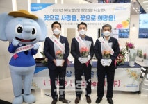 NH농협생명, 출근길 희망화분 나눔행사 실시...코로나19로 침체된 화훼농가 응원