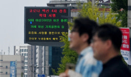 신규 확진자 10만 명 돌파, 코로나19 재유행 조짐에 시민들 들썩