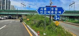무적 오토바이, 도로에 무단 방치돼··· 가속차로 이용 불편 호소