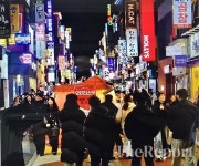 수원역 로데오거리 가보니… 인파에 밀리고, 손수레에 막히고