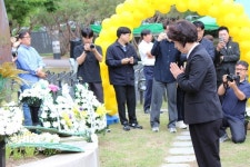 [6·3 지선] 추미애, 수원 연화장서 노무현 추모… 