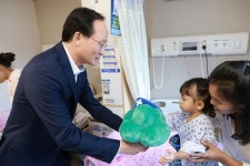 KB국민은행, 캄보디아 심장병 어린이 6명 치료 지원