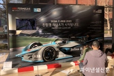 [포토] KEB하나은행 1층 로비에 전시를 앞두고 있는 포뮬러E 레이스카