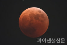 [포토] 동쪽하늘에서 펼쳐진 우주쇼 개기월식…천왕성도 가려
