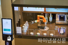 마티에 오시리아, 로봇 바리스타 카페 오픈