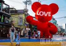 생활 속에서 예술 만난다...마포구, 홍대 축제거리광장에 허그베어 설치