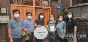 중랑구 망우3동, 홀몸어르신께 직접 재배한 친환경 농산물과 꽃바구니 전달