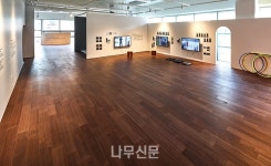 이건산업, 헬로우뮤지움에 마루 무상지원