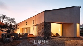 교차하는 두 개의 공간축으로 교감하는 목조주택, 도이헌(禱爾軒) Prayers House