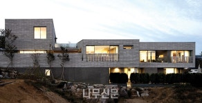 세 개의 마당을 가진, 3세대를 위한, 3층 집, 세마당집