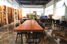 중소기업가구전시장(백조씽크)통원목우드슬랩가구 | 선택받은 1%를 위한 우드슬랩 전시장 '나무로 서울'