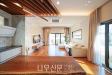 개그우먼 김지민이 웃음기 싹 빼고 지은 어머니를 위한 목조주택