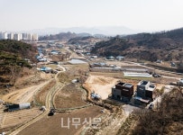 하나의 마당을 공유하는 두 채의 주택, 3대가 사는 집 사각사각