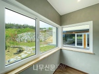 넓은 정원을 숨기고 있는 ㄷ자형 단독주택