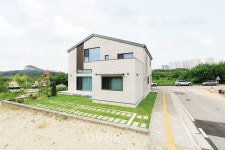포치건축사사무소주 | 여섯 개의 방과 두 개의 포치가 있는 삼대가 사는 집