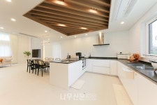 여섯 개의 방과 두 개의 포치가 있는 삼대가 사는 집